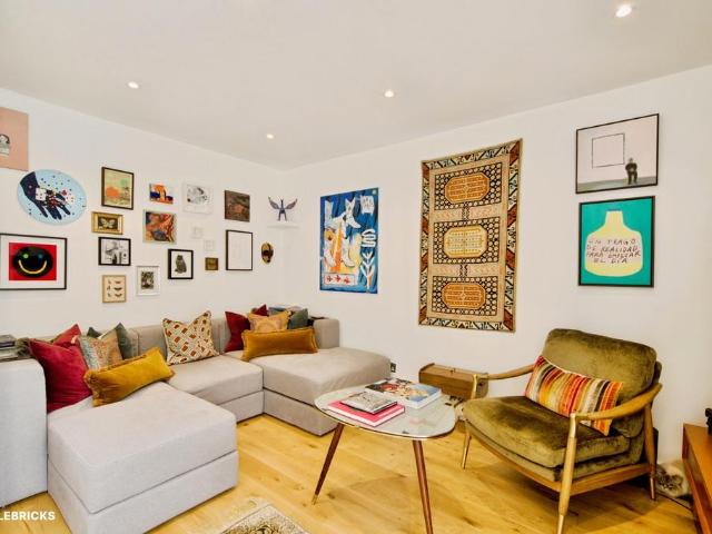 Flat for sale in Queen's Park, Greater London