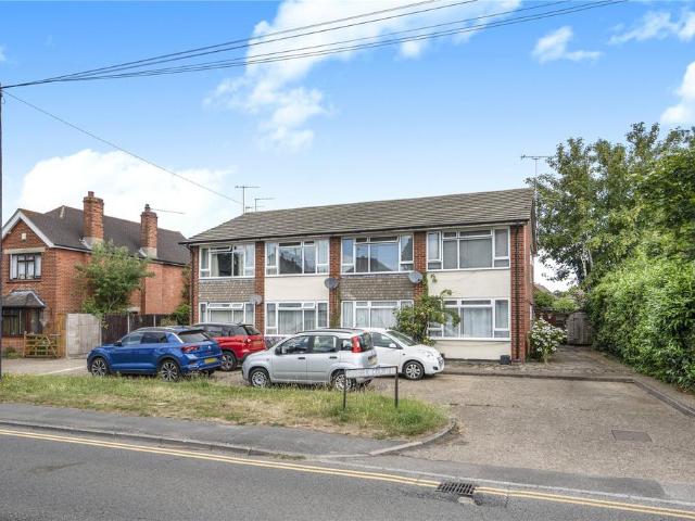 Flat for sale in Woking, Surrey