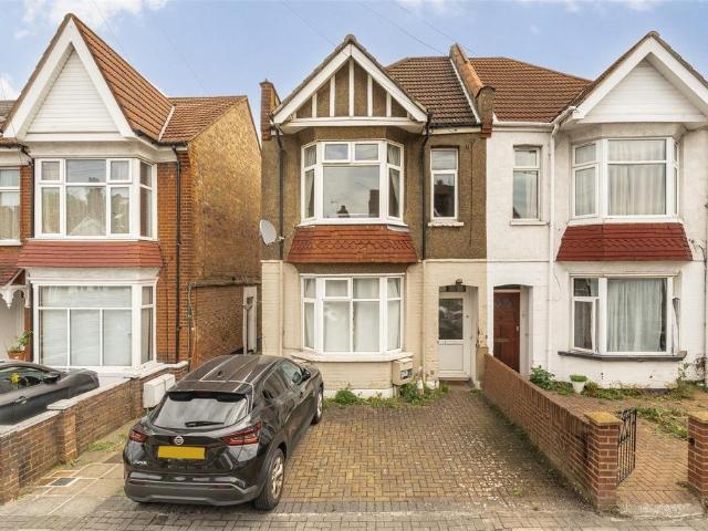 Flat for sale in Wealdstone, Greater London
