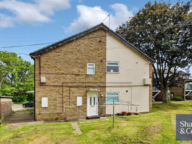 Flat for sale in Whitton, Greater London