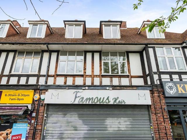 Flat for sale in Bromley Common, Greater London