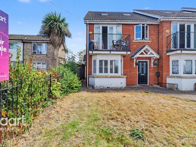 Flat for sale in South Hornchurch, Greater London