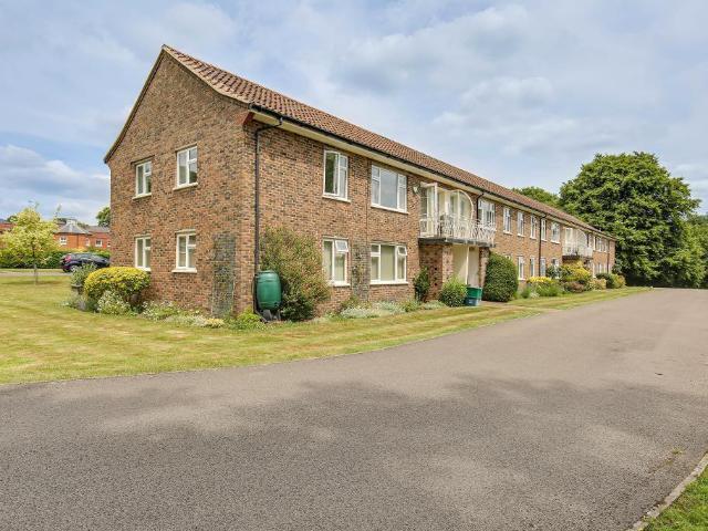 Flat for sale in Sanderstead, Sanderstead