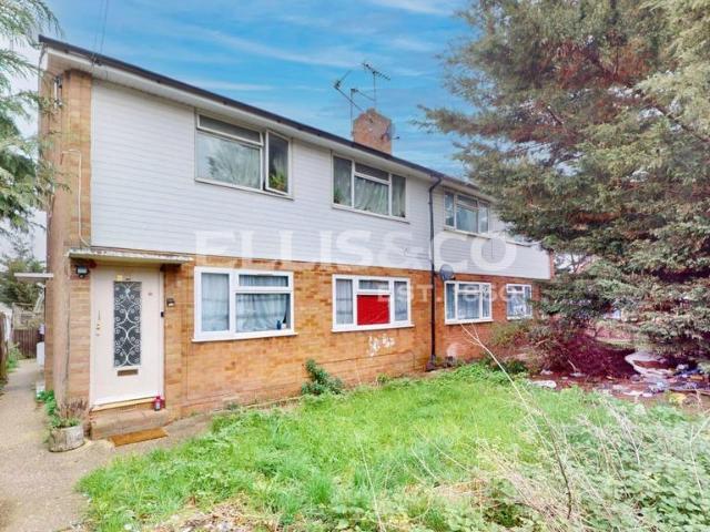 Flat for sale in London Borough of Ealing, Greenford