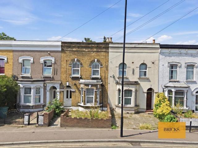 Flat for sale in Forest Gate, Greater London