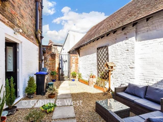 Flat for sale in Rose Hill, Pachesham Park