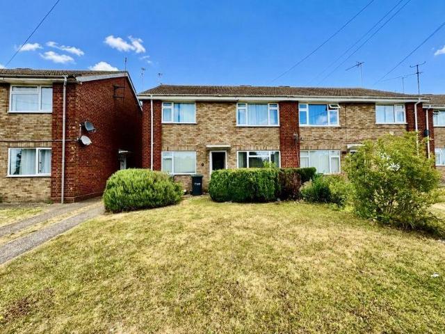 Flat for sale in Spring Park, Luton