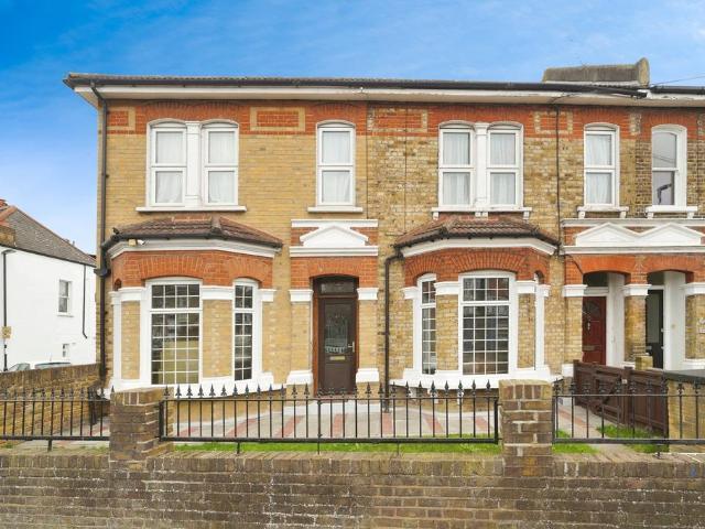 Flat for sale in London Borough of Lewisham, Bell Green