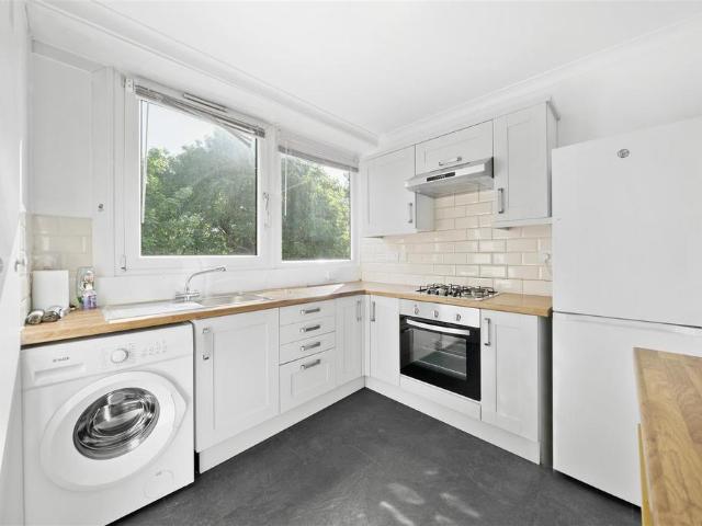 Flat for sale in Longnor Estate, Stepney