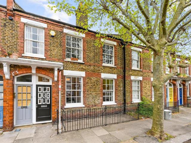 Flat for sale in Clapham Junction, Greater London