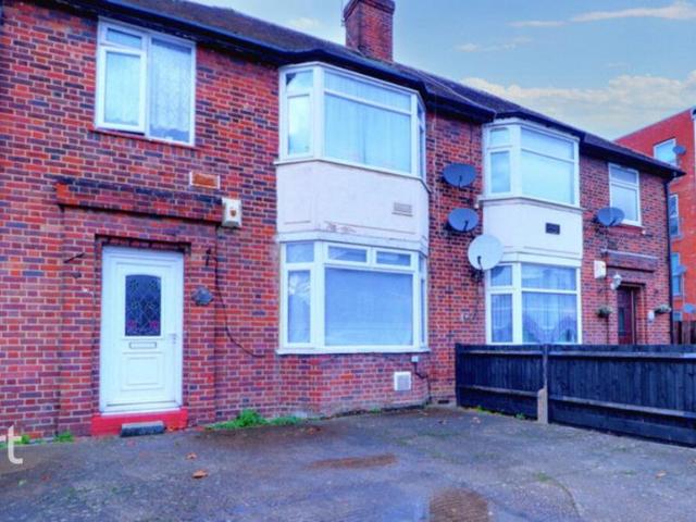 Flat for sale in London Borough of Ealing, Greenford