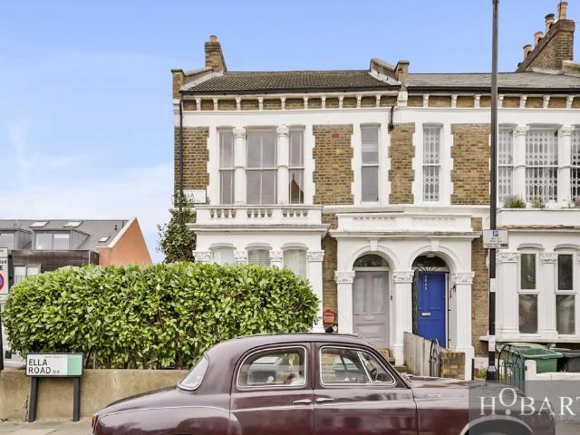 Flat for sale in Crouch End, Greater London