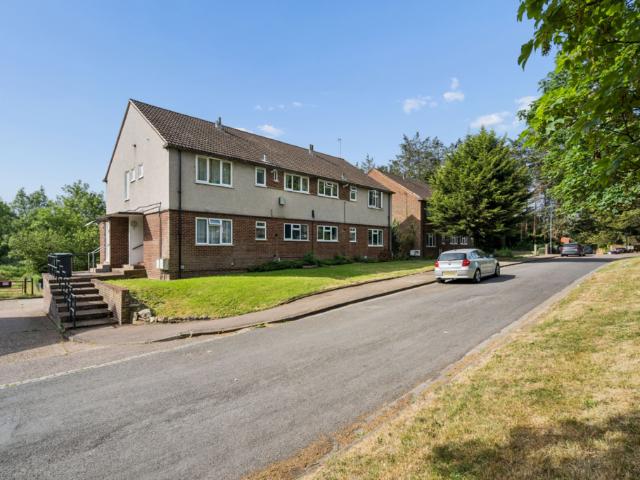 Flat for sale in The Cedars Estate, Batchworth