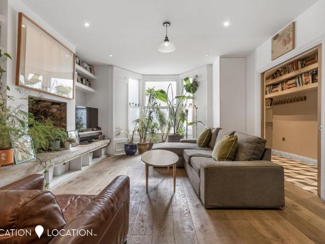 Flat for sale in Lower Clapton, Greater London