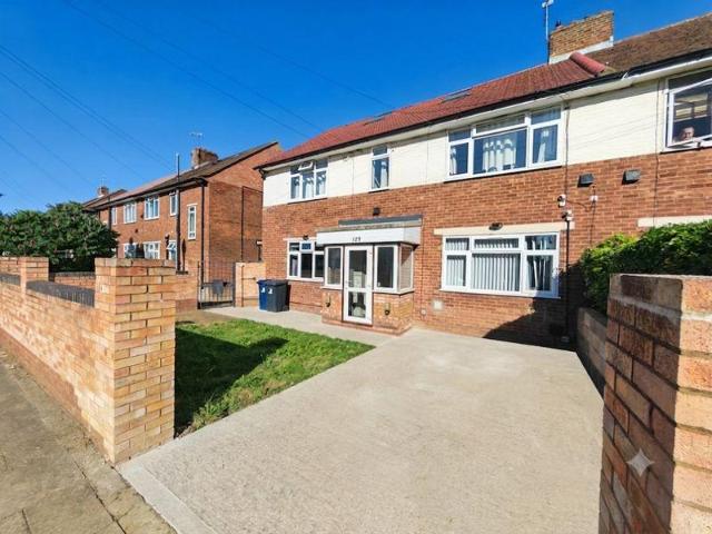 Flat for sale in London Borough of Ealing, Greater London