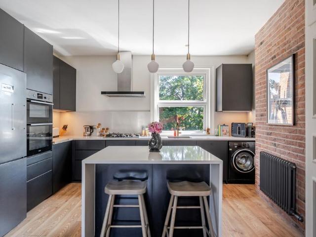 Flat for sale in Furzedown, Greater London