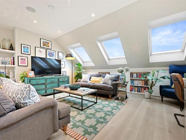 Flat for sale in Shepherd's Bush, Greater London