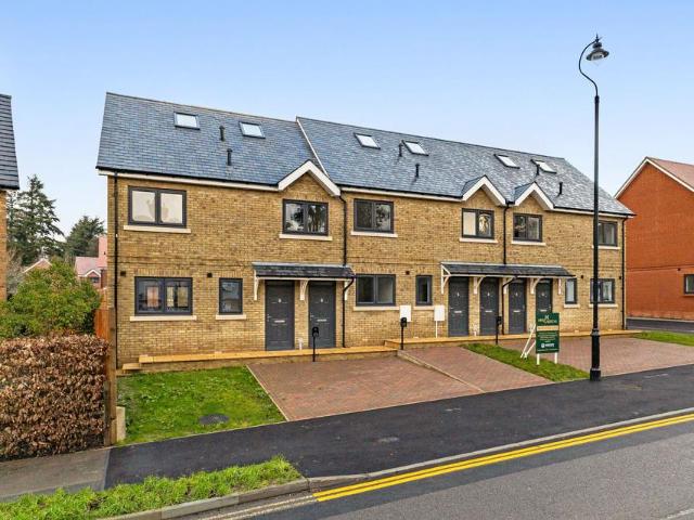 Flat for sale in Fole, Surrey