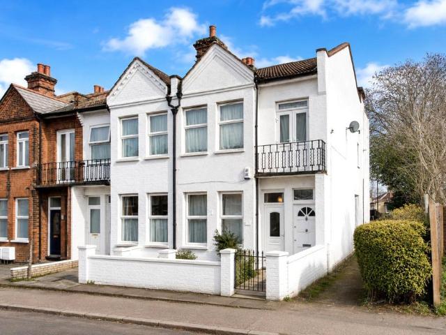 Flat for sale in East Barnet, Greater London