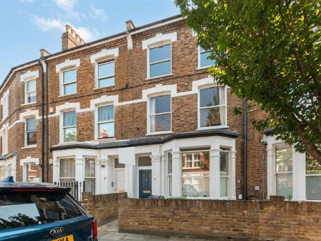 Flat for sale in Shepherd's Bush, Greater London