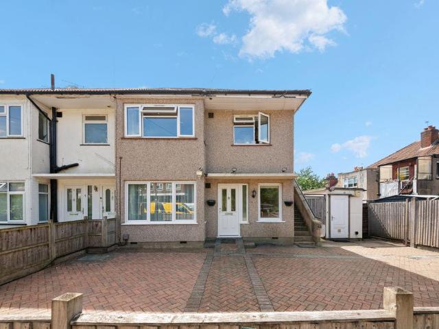 Flat for sale in London Borough of Ealing, Greater London