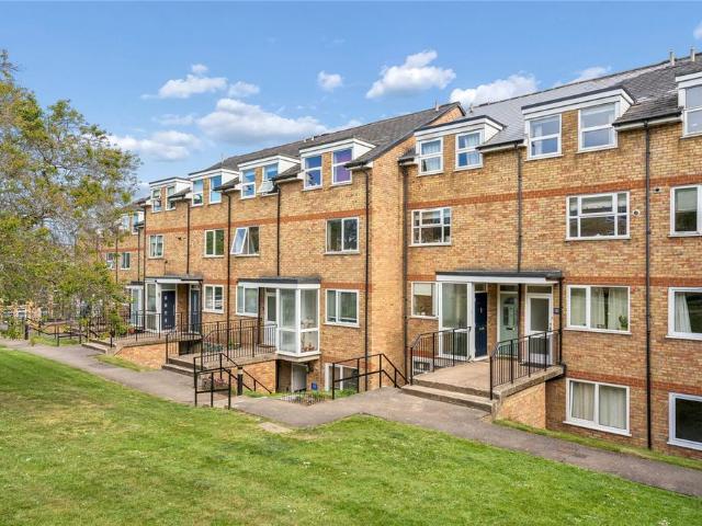 Flat for sale in Ashlyns Estate, Pouchen End