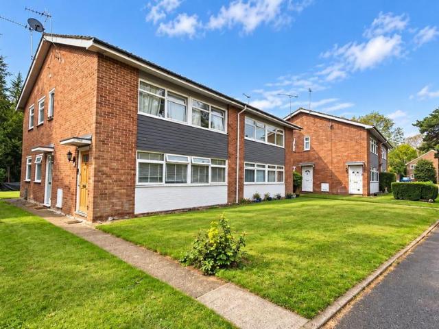 Flat for sale in Byfleet, Woking