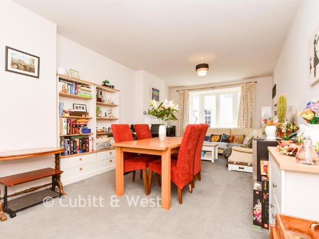 Flat for sale in Rose Hill, Pachesham Park