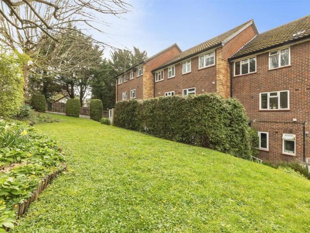 Flat for sale in Totteridge, Cressex