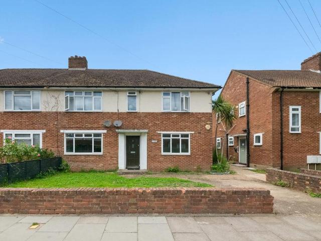Flat for sale in London Borough of Ealing, Greater London