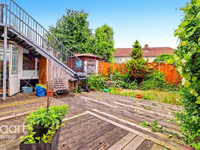 Flat for sale in Plaistow, Greater London
