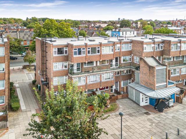 Flat for sale in Harlesden, Greater London