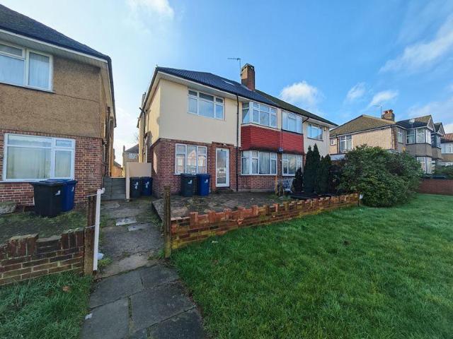 Flat for sale in London Borough of Ealing, Greater London