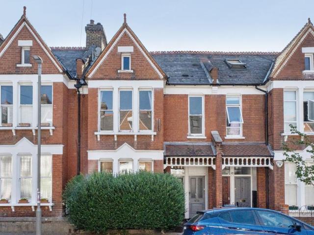 Flat for sale in Balham, Greater London
