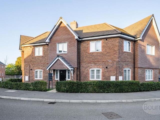 Flat for sale in Fole, Surrey