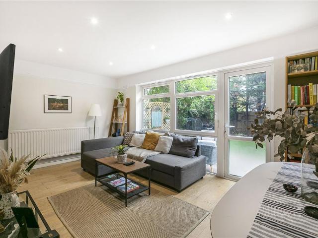 Flat for sale in Roehampton, Greater London