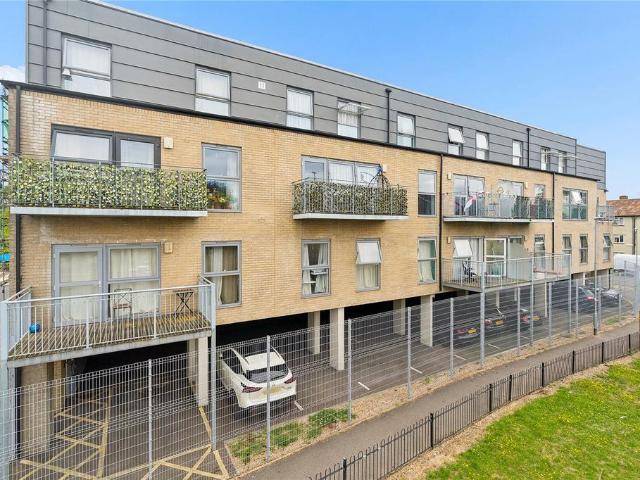 Flat for sale in Marks Gate, Greater London