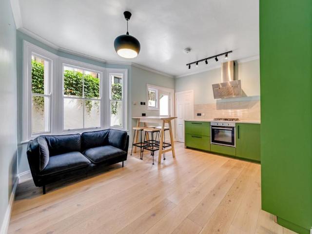 Flat for sale in London Borough of Lewisham, Forest Hill