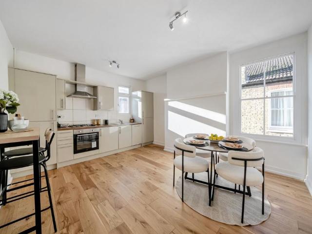Flat for sale in Streatham Hill, Greater London