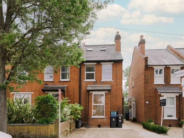 Flat for sale in Motspur Park, Greater London