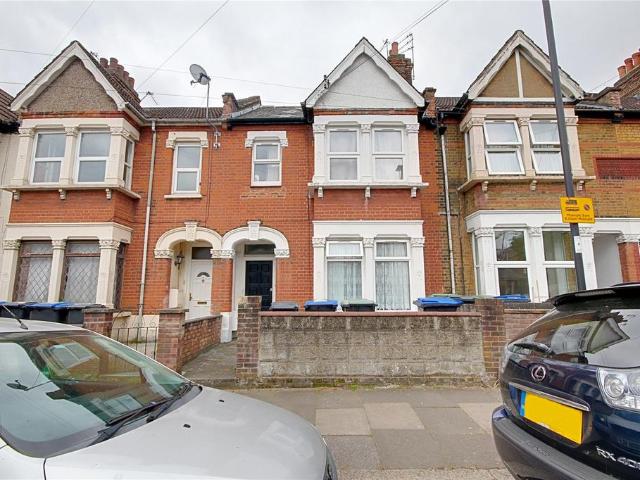 Flat for sale in Ponders End, Greater London