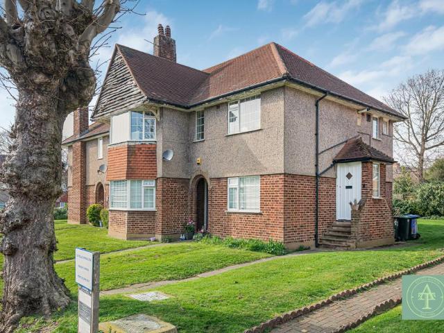 Flat for sale in Southgate, Oakwood