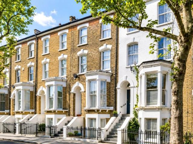 Flat for sale in Stockwell, Greater London