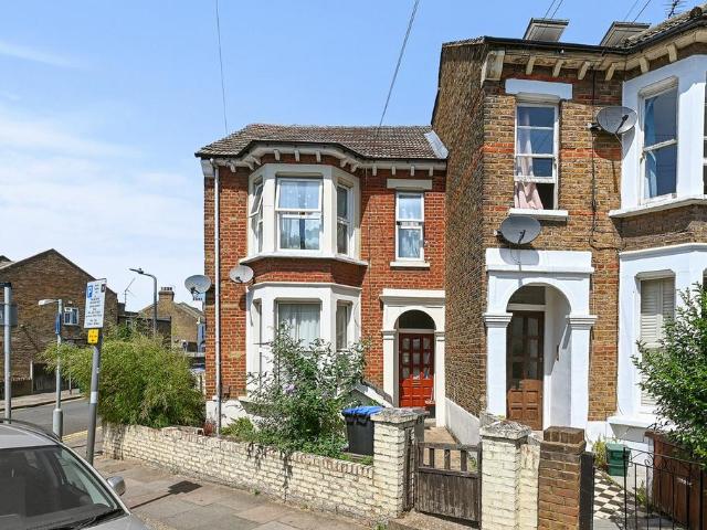 Flat for sale in Harlesden, Greater London