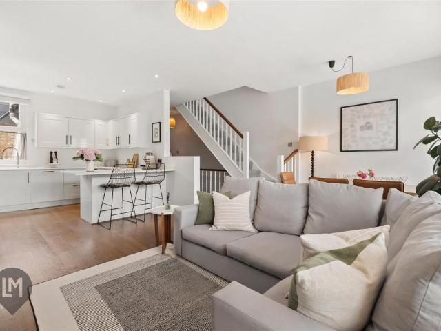 Flat for sale in Southfields, Greater London