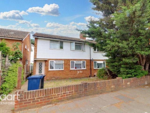 Flat for sale in London Borough of Ealing, Greenford