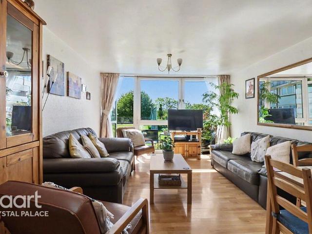 Flat for sale in London Borough of Croydon, South Norwood