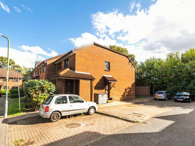 Flat for sale in Worcester Park Estate, Dartford