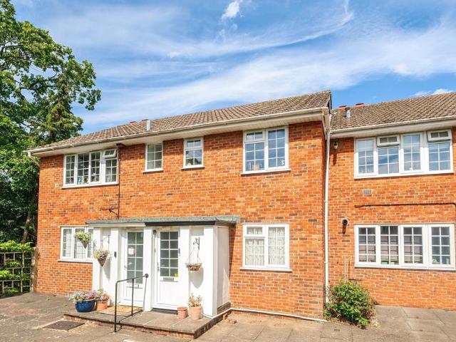 Flat for sale in Bushey Heath, Hertsmere