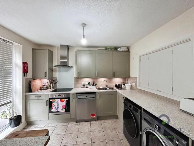 Flat for sale in South Beddington, Greater London